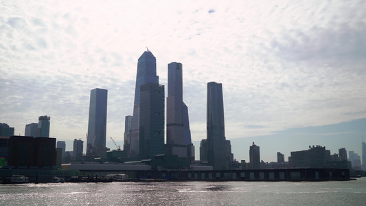 Hudson海湾和中城的塔楼纽约市附近有一艘游艇视频