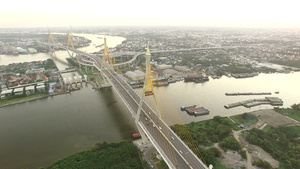 城市中横跨河流的桥30秒视频