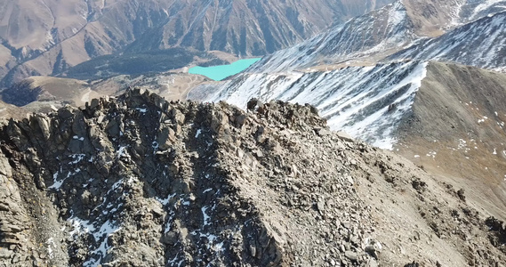 高峰时一群游客的顶部视图视频