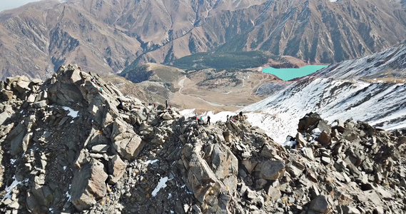 高峰时一群游客的顶部视图视频