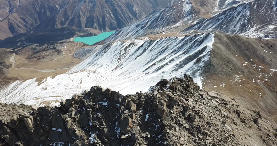 高峰时一群游客的顶部视图视频