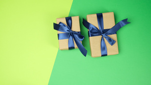 用绿色表面包着的礼物配有蓝色带丝带顶视图喜庆背景10秒视频