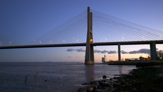 日落时分在里奥特乔河附近RioTejo河附近的桥视图视频