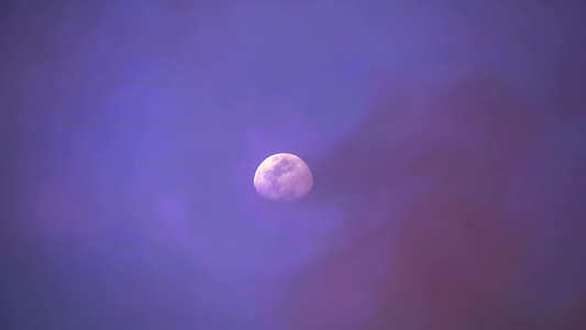 半月半月向夜空的乌云移动视频