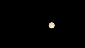 满月在夜空中移动8秒视频