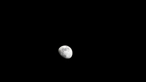 月亮在黑暗的夜空和柔软的云流中移动245秒视频