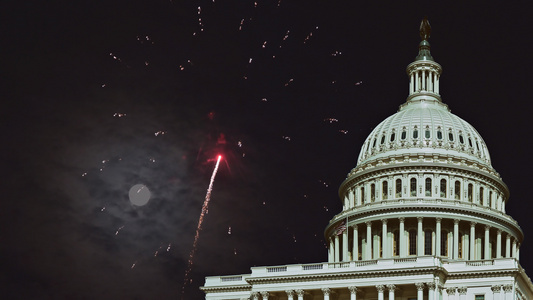 7月4日独立日在华盛顿特区的美国国会大厦与满月的神秘视频