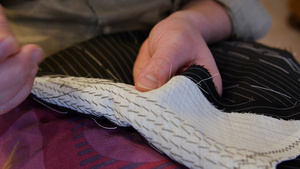英俊的男裁缝手垫缝西装翻领垫缝将两层或多层织物固定20秒视频