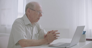 老年男性正在通过笔记本电脑视频会议19秒视频
