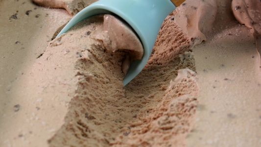 用勺子从容器里拿出冰淇淋摩卡芯片视频