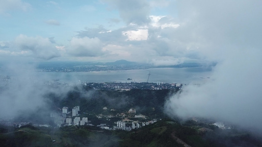 空中的天空在雾中飞翔视频