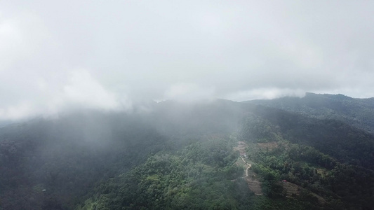 在AyerItam的迷雾种植园上方的空中视图视频