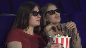 两位朋友在电影院讨论一部电影10秒视频