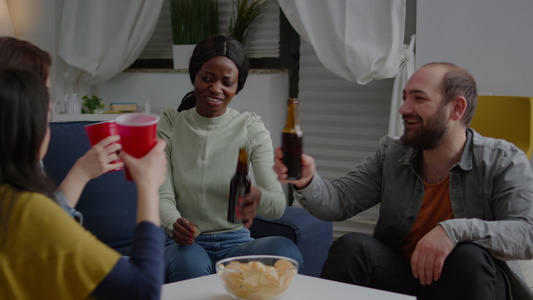 不同文化间朋友一起欢呼啤酒的瓶子共度时光视频