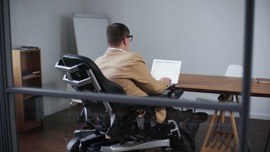 坐轮椅工作的人视频