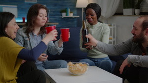 和朋友聊天的美国女人享受时间在一起共度时光16秒视频