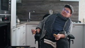 坐在轮椅上吃饼干的男人18秒视频