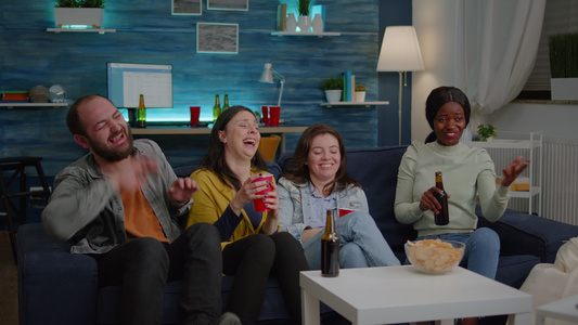 多民族快乐的多民族朋友一起微笑坐坐在电视冻结的边上视频