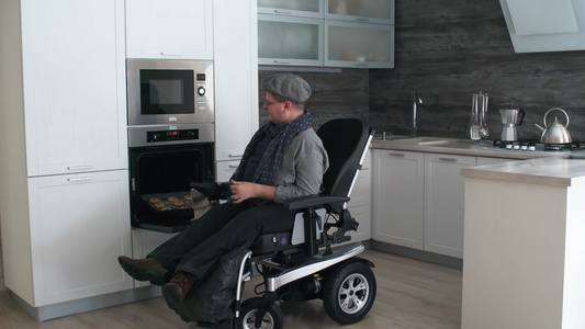 坐在轮椅上烘烤的男人视频