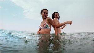 女性朋友在海上跳舞16秒视频