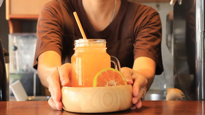 提供新鲜的蜂蜜橙汁7秒视频