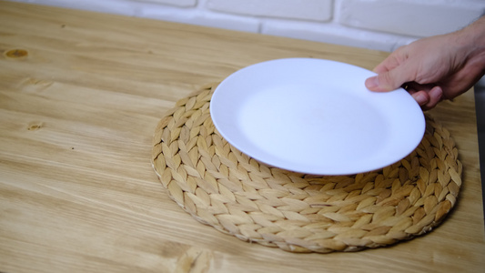 板块和叉子放在木制桌子上条纹地毯有选择性的模糊背景视频