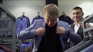 青年男子在商场选择和试穿夹克11秒视频