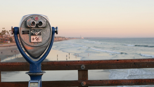 California码头用硬币操作的望远镜Cymond视频