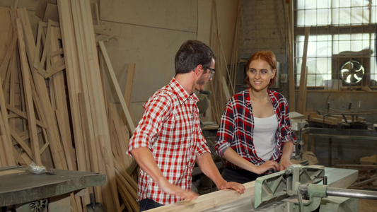 2名青年木匠在家具制造厂做木制工视频