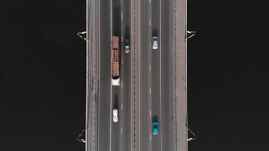 在交通空中最高视线的桥桥高速公路上的木材卡车17秒视频