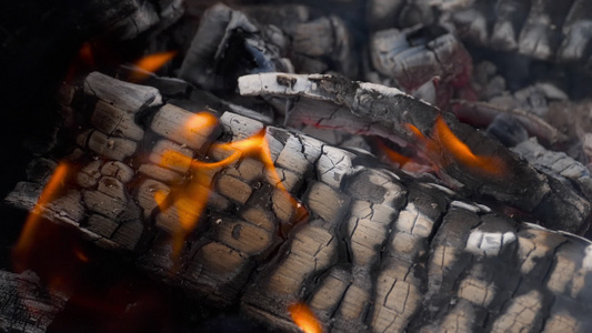 燃烧木炭和火焰燃烧的慢速运动火视频