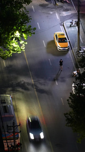 航拍城市夜晚道路交通川流不息的车流素材夜景素材视频