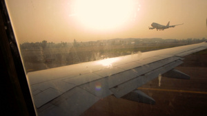 日出时班古里安机场跑道上的飞机机翼9秒视频