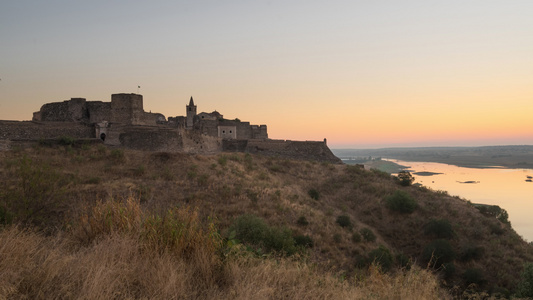 朱罗梅尼亚城堡瓜迪亚纳河和与西班牙人接壤的波尔古达尔河视频