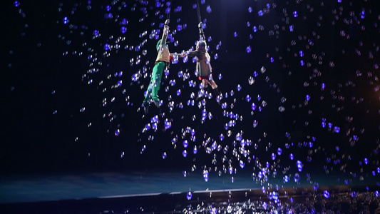 儿童空中表演者在马戏团的表演视频