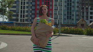 30名身着服装的妇女手持大杂货袋不小心把纸袋和食物20秒视频