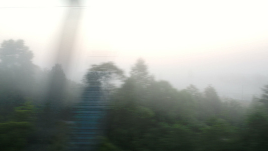 在雾中经过一个村庄视频
