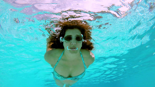 游泳的女人视频