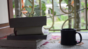 一杯黑咖啡一堆书和阅读玻璃早上在窗户的阳光下是时候13秒视频