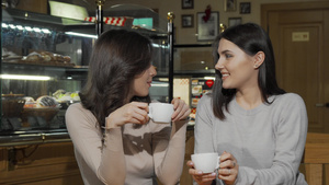 两个快乐的年轻女性朋友微笑在咖啡店的相机上笑15秒视频