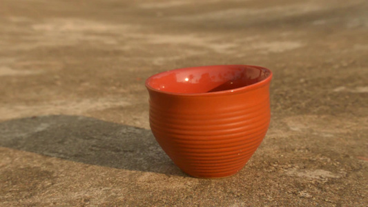 在明亮的日落光线下的空咖啡杯Bhar粘土碗夏季清新视频