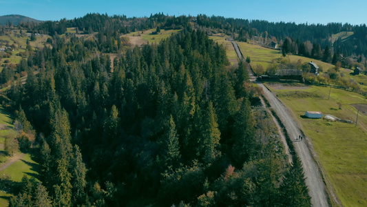 经由公路山村的空中观察视频