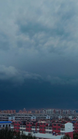 延时拍摄傍晚时分城市上的空乌云翻滚和雨过天晴天空延时74秒视频