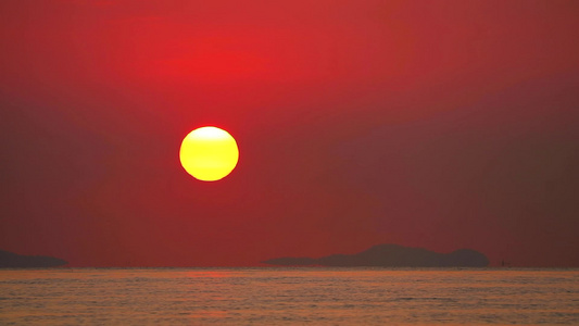 暗红云橙色天空和渔船渡过时间折断时分日落和黄昏视频