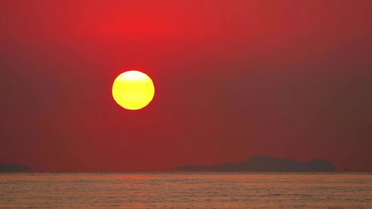 暗红云橙色天空和渔船穿越时空1的日落和日落视频