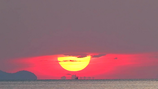 太阳和日落在暗红云橙色天空上以及渔船穿越时间折叠视频