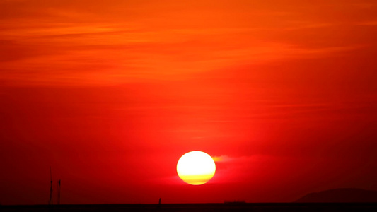 奥梅加日落金黄色红云橙色天空时间折叠视频