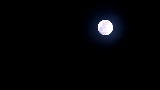 满长夜月亮和月光在夜空和云彩经过1视频