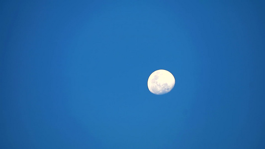 月亮半月升起在黑暗蓝蓝的天空中视频