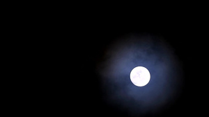 夜空和柔软的云朵飘动时月亮满月26秒视频